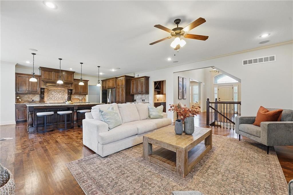 Listing Photo MLS #HMS2555551