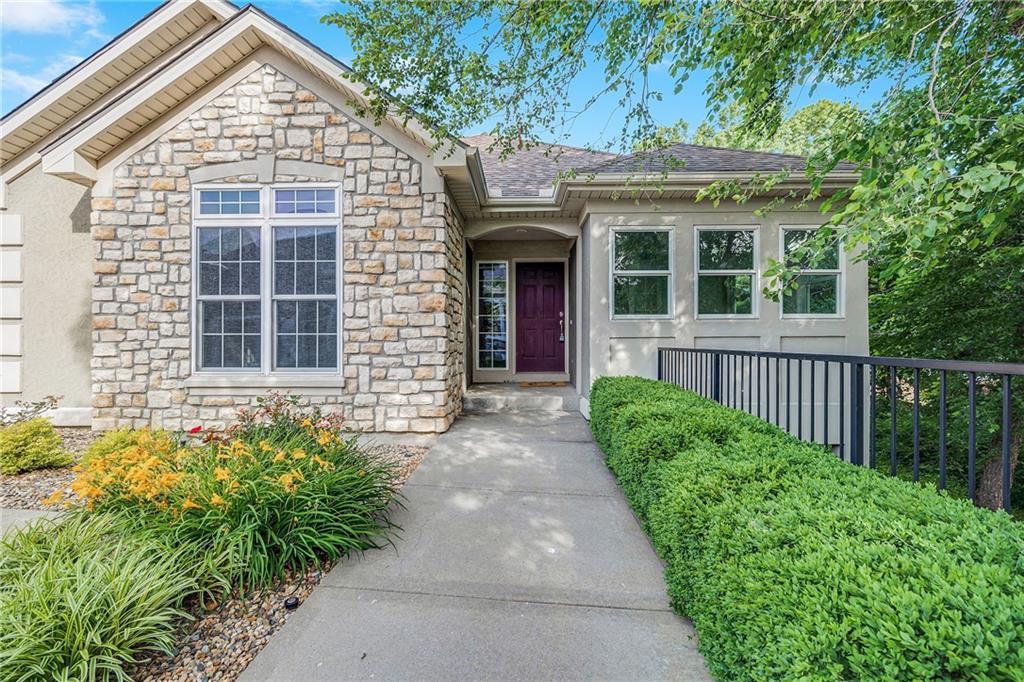 Listing Photo MLS #HMS2555833