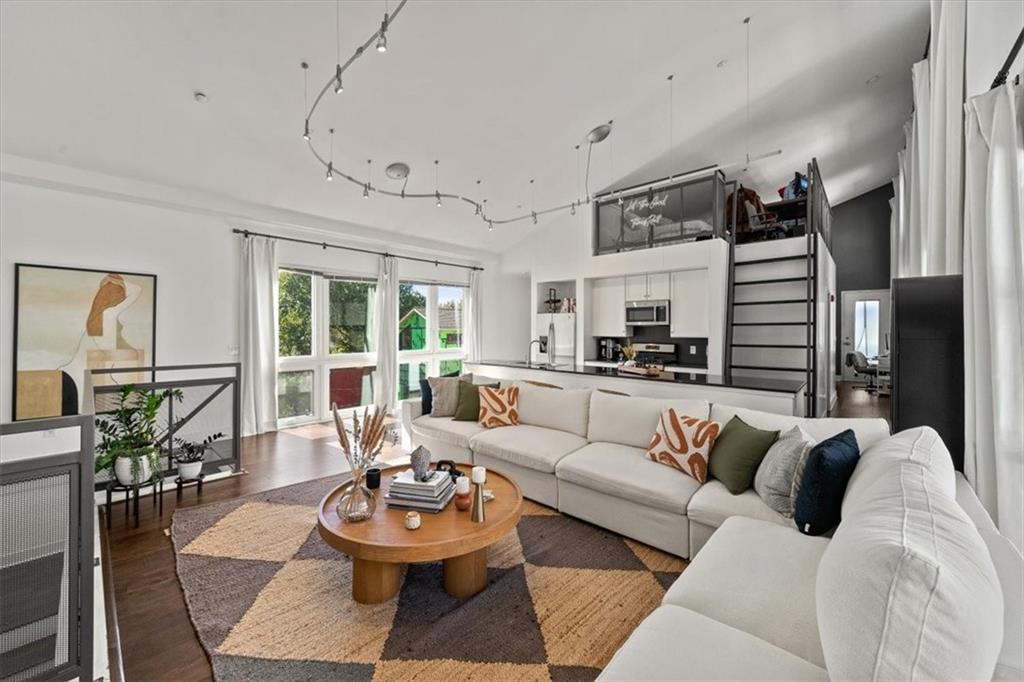 Listing Photo MLS #HMS2582891